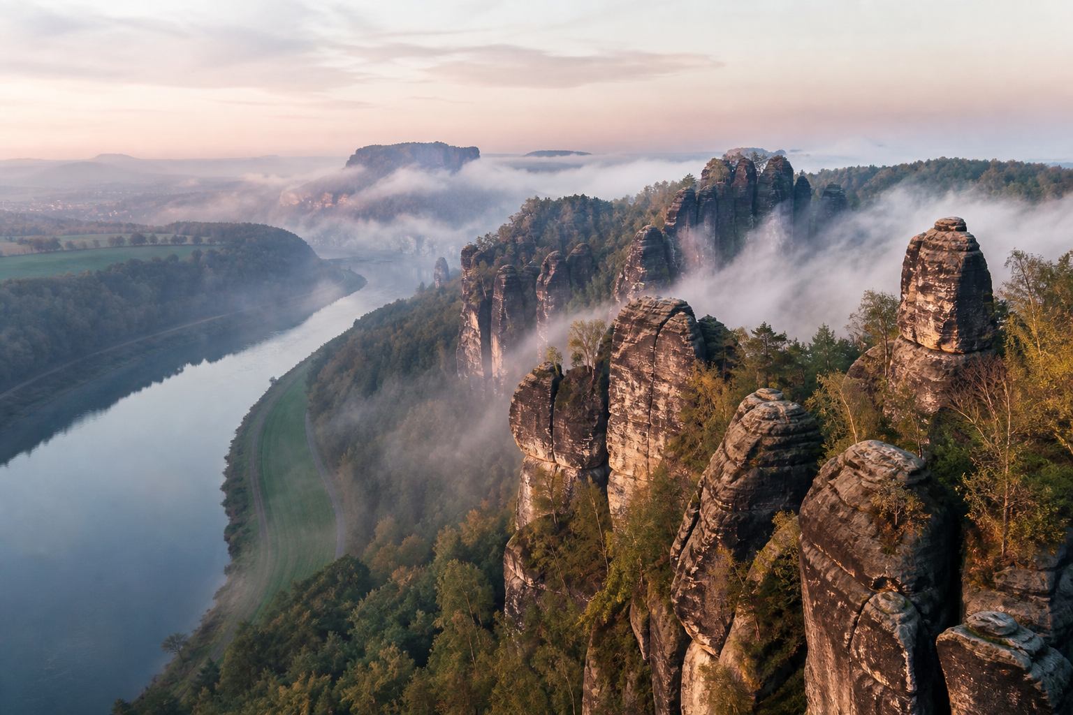 Morgennebel über Sandsteintürmen und der Elbe in der Sächsischen Schweiz